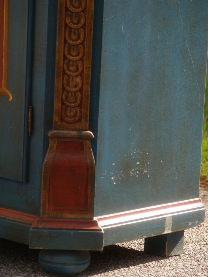 Kleiderschrank bemalt