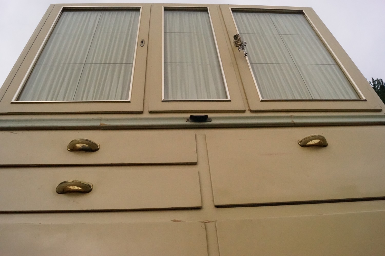 Küchenschrank creme Midcentury Vintage Schütten Schrank 50er-Jahre Vitrine Silberleiste