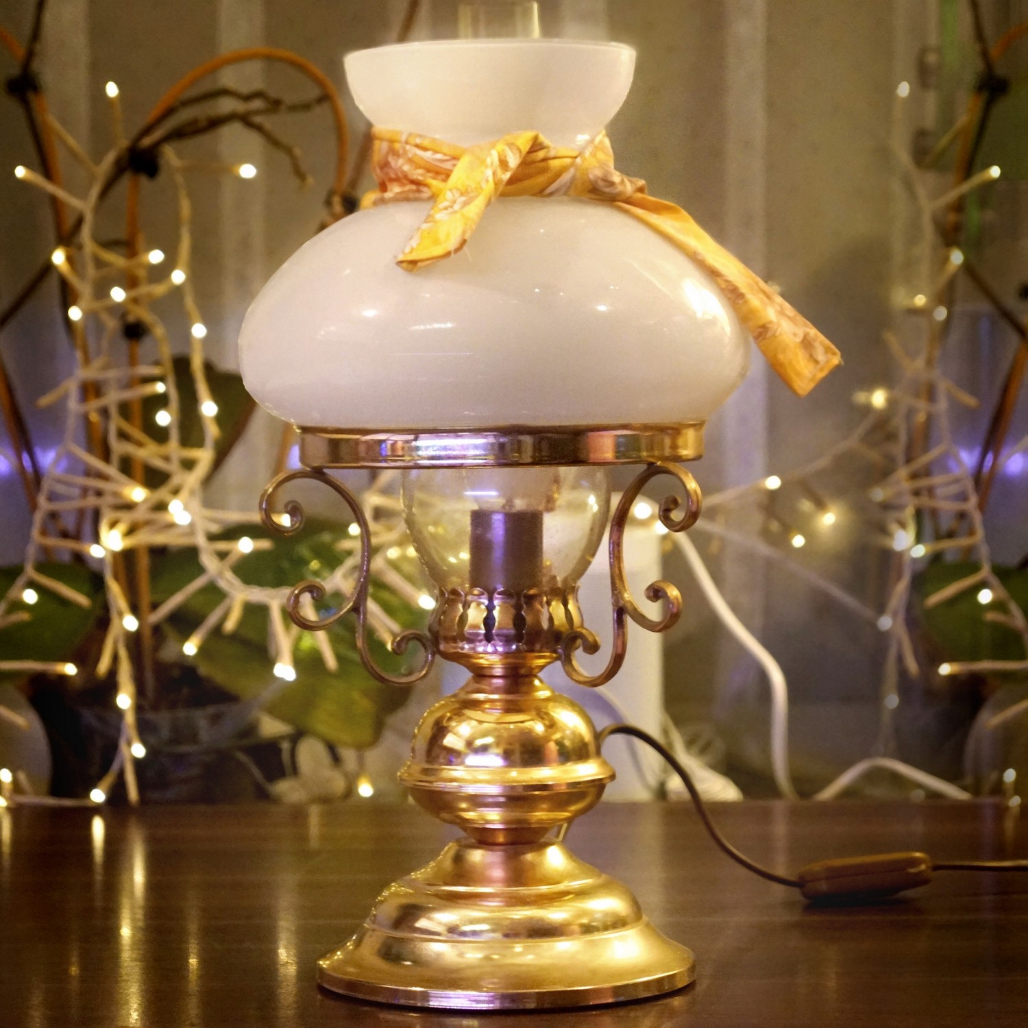 Tischlampe Messing Petroleumlampenstil Glasschirm weiß, bezaubernd! Tischlampe Messing Petroleumlampenstil Glasschirm weiß