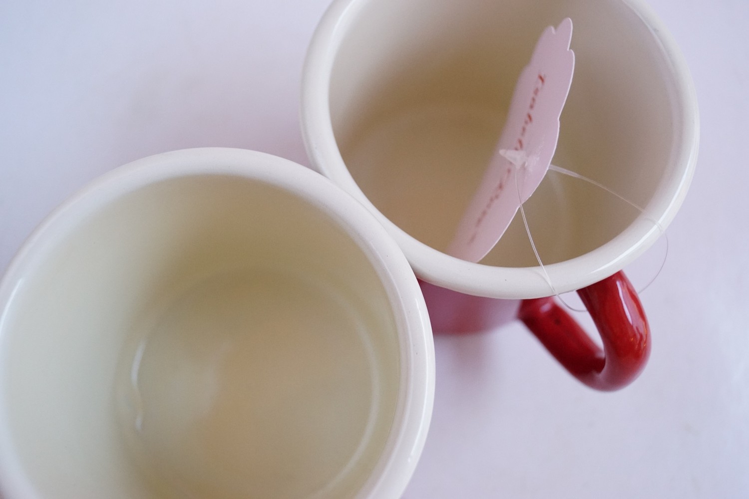 Campingbecher Emaille Tasse creme rot punkte Landhausstil Geschirr Almhütte Shabby Chic