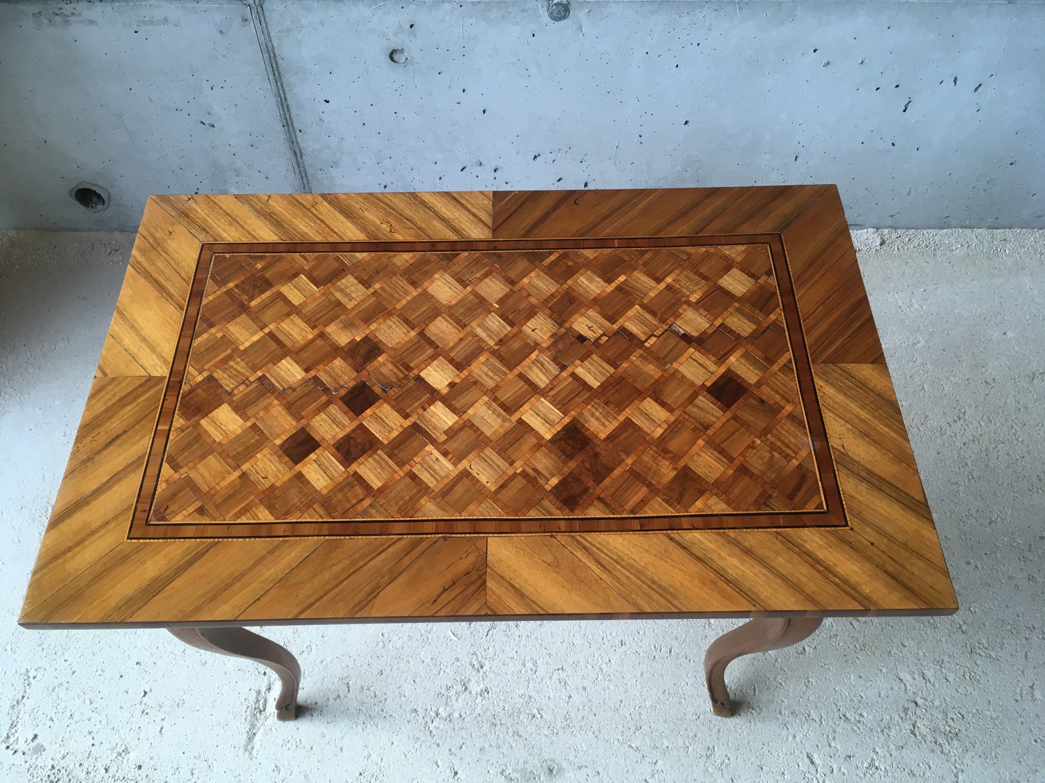 Antiker Salontisch Barock Würfelfurnier mit Lade ca. 1800 Antiker Salontisch Barock Würfelfurnier mit Lade ca. 1800