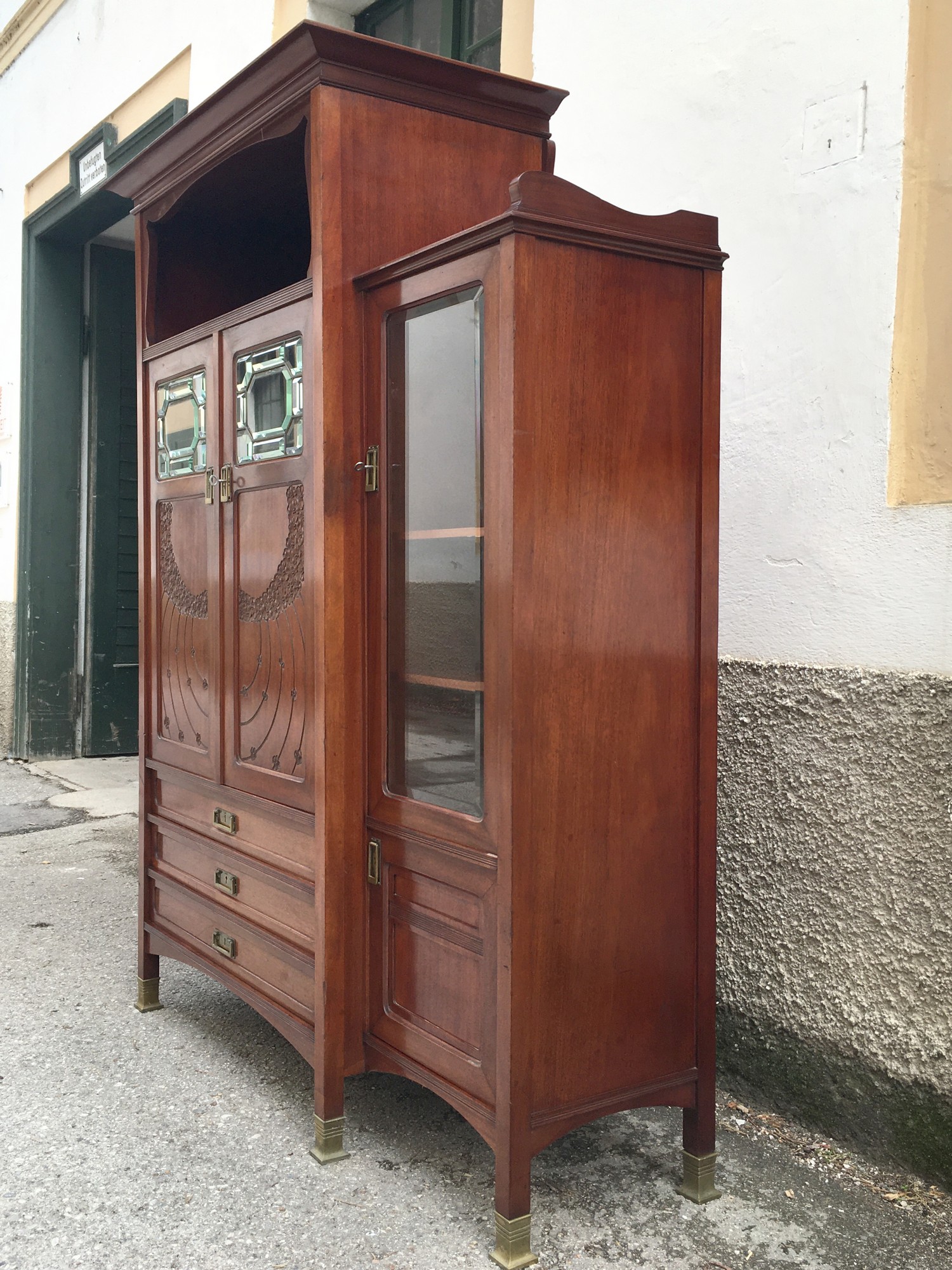 Vitrinenschrank antik Bücherschrank Vitrine Schrank Jugendstil Richard Ludwig Blumengirlanden