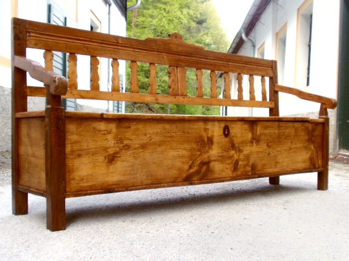 Sitzbank mit Truhe antik