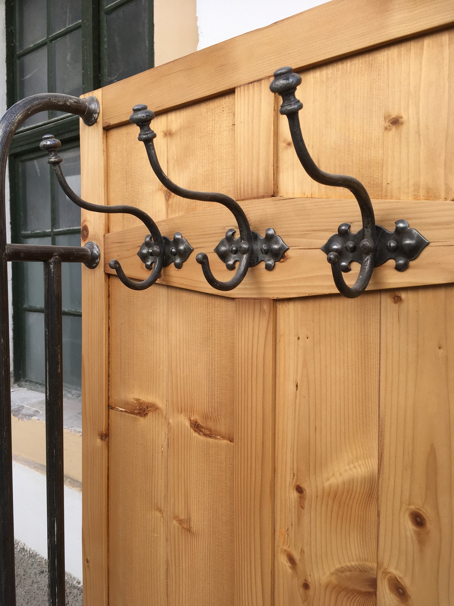 Garderobenwand antik Jugendstil saniert Weichholz Kleiderhaken Landhausmöbel