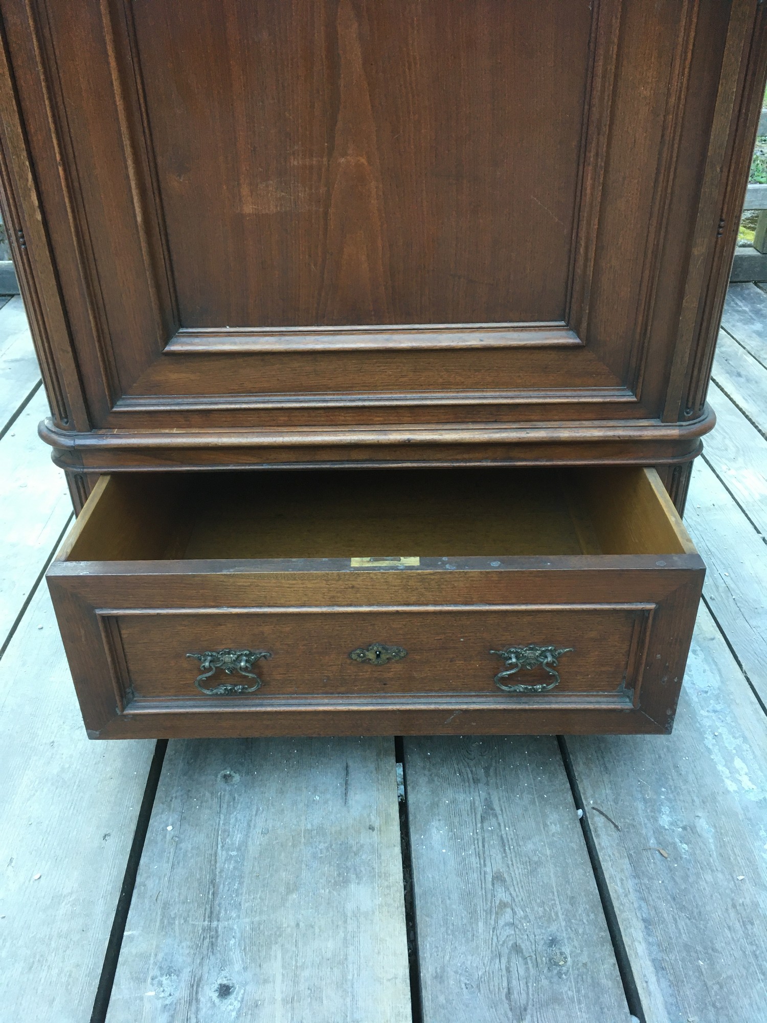 Schrank antik beschnitzt Lisenen Historismus Dielenschrank Garderobe massiv Nussholz