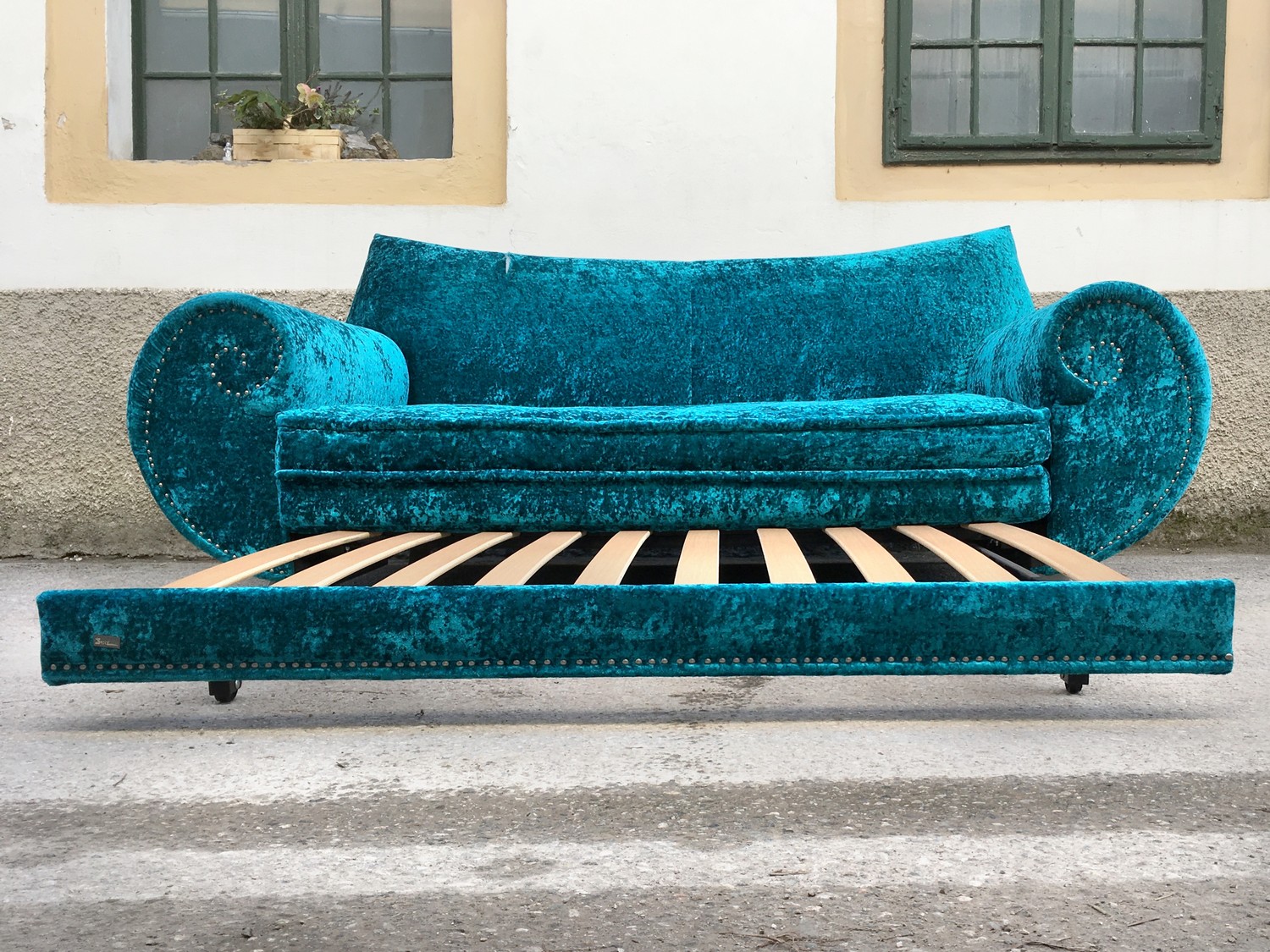 Bretz Sofa Gaudi ausziehbares Bettsofa Schlafsofa Schimmersamt türkis blau silber Designermöbel