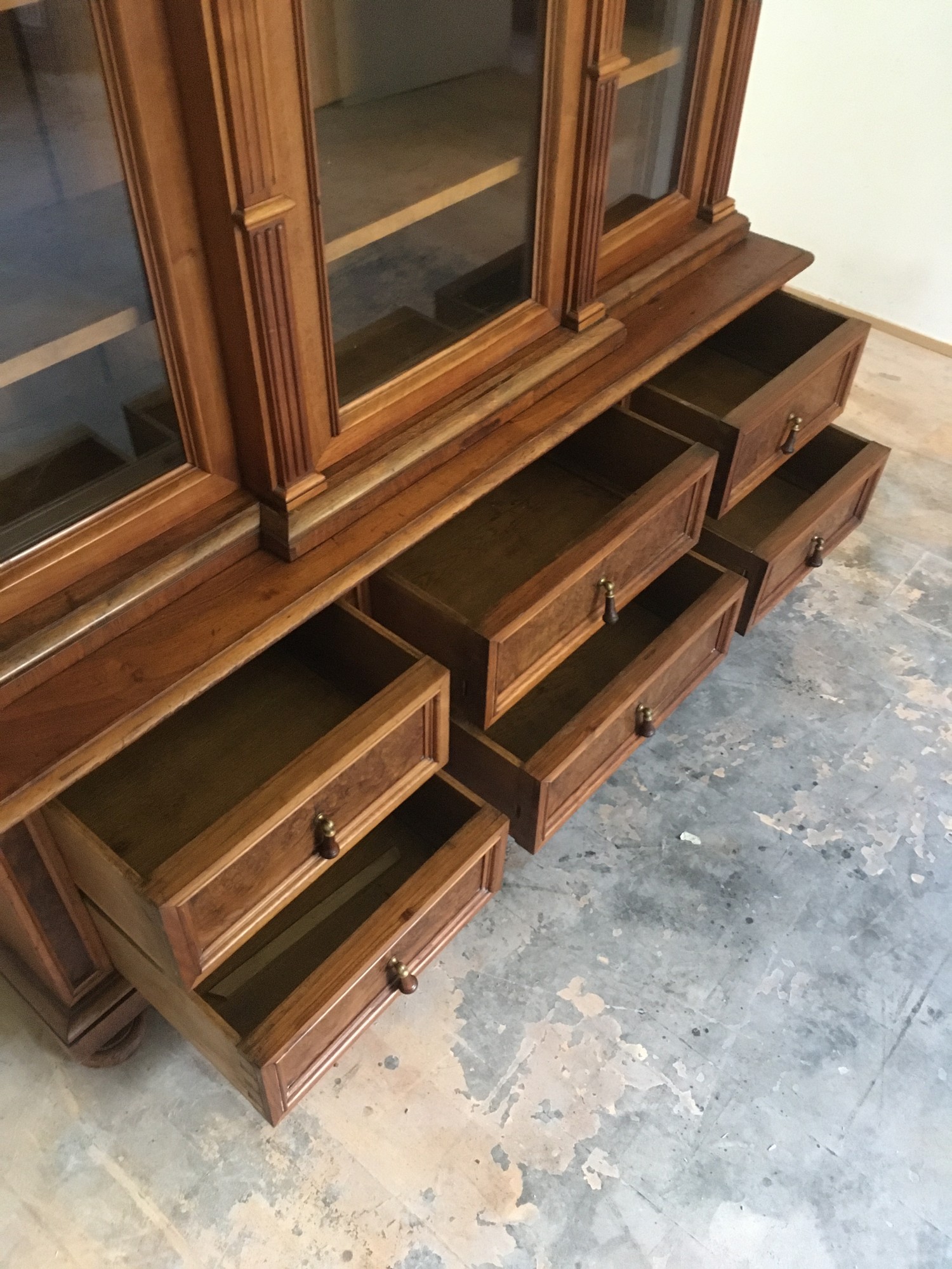 antiker Bücherschrank Vitrine Küchenschrank Nuss Historismus Schubladen 6