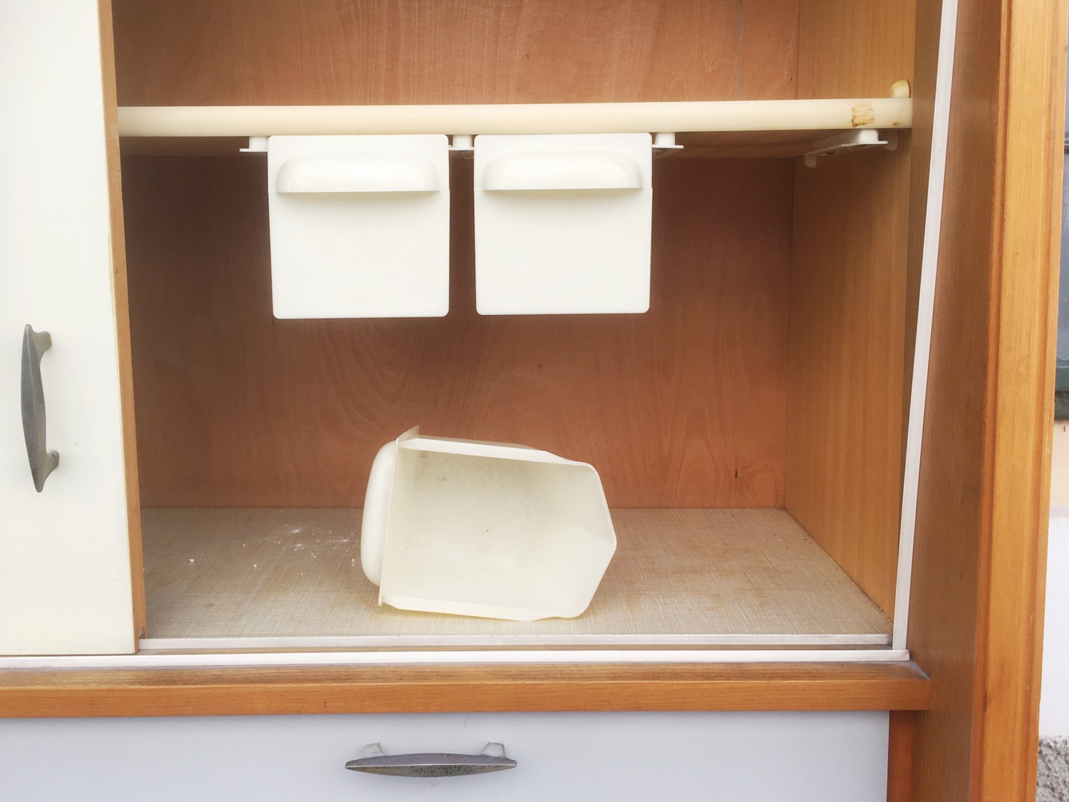 Küchenschrank creme grau Midcentury Schrank Vintage Schütten Retro