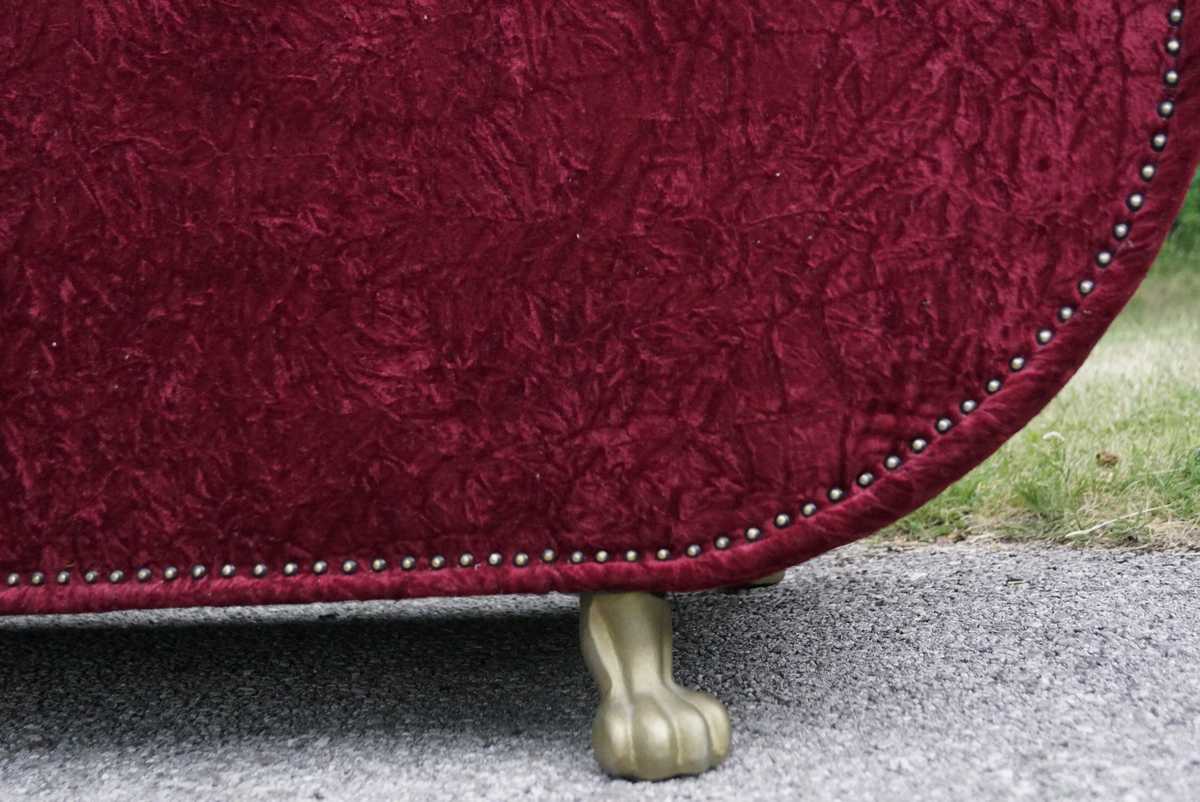 Bretz Sofa Nieten Gaudi rot Löwentatzen gold