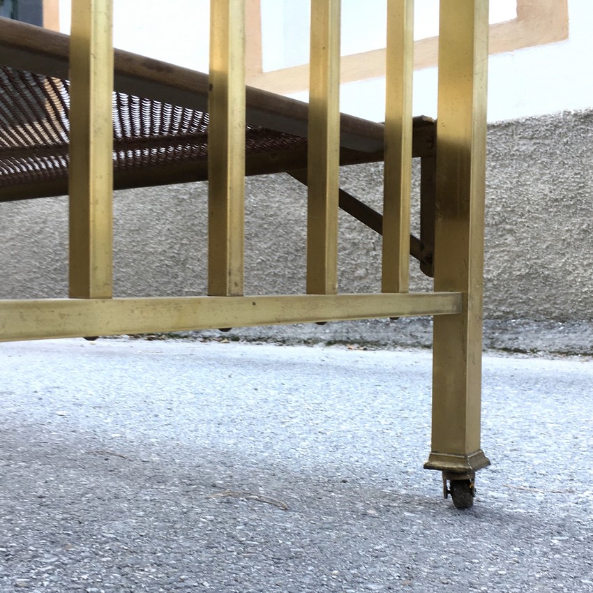 Messingbett goldfarben