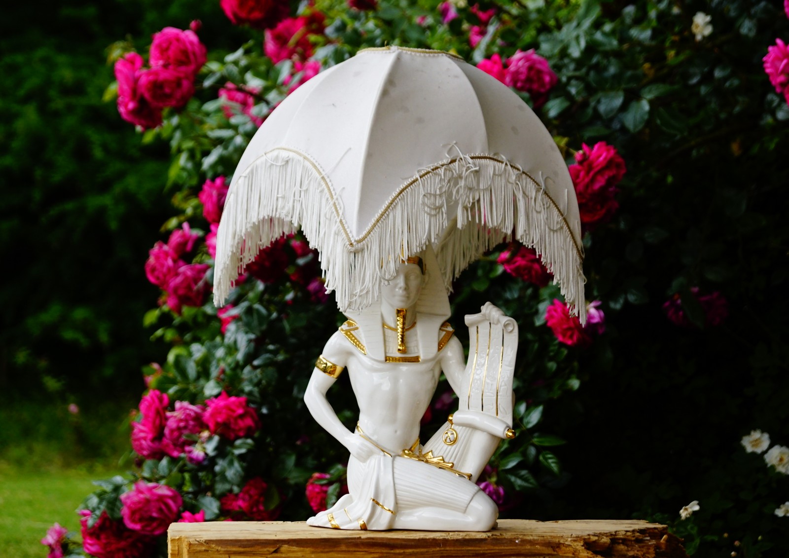 Porzellan Tischlampe Ägyptisch teilvergoldet Italien Vintage