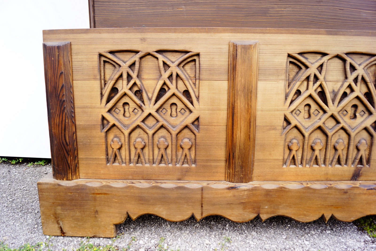 Holztruhe geschnitzt