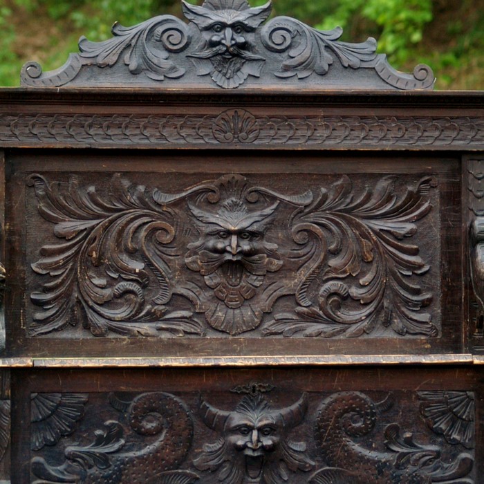 Truhenbank Satyr Fratzen