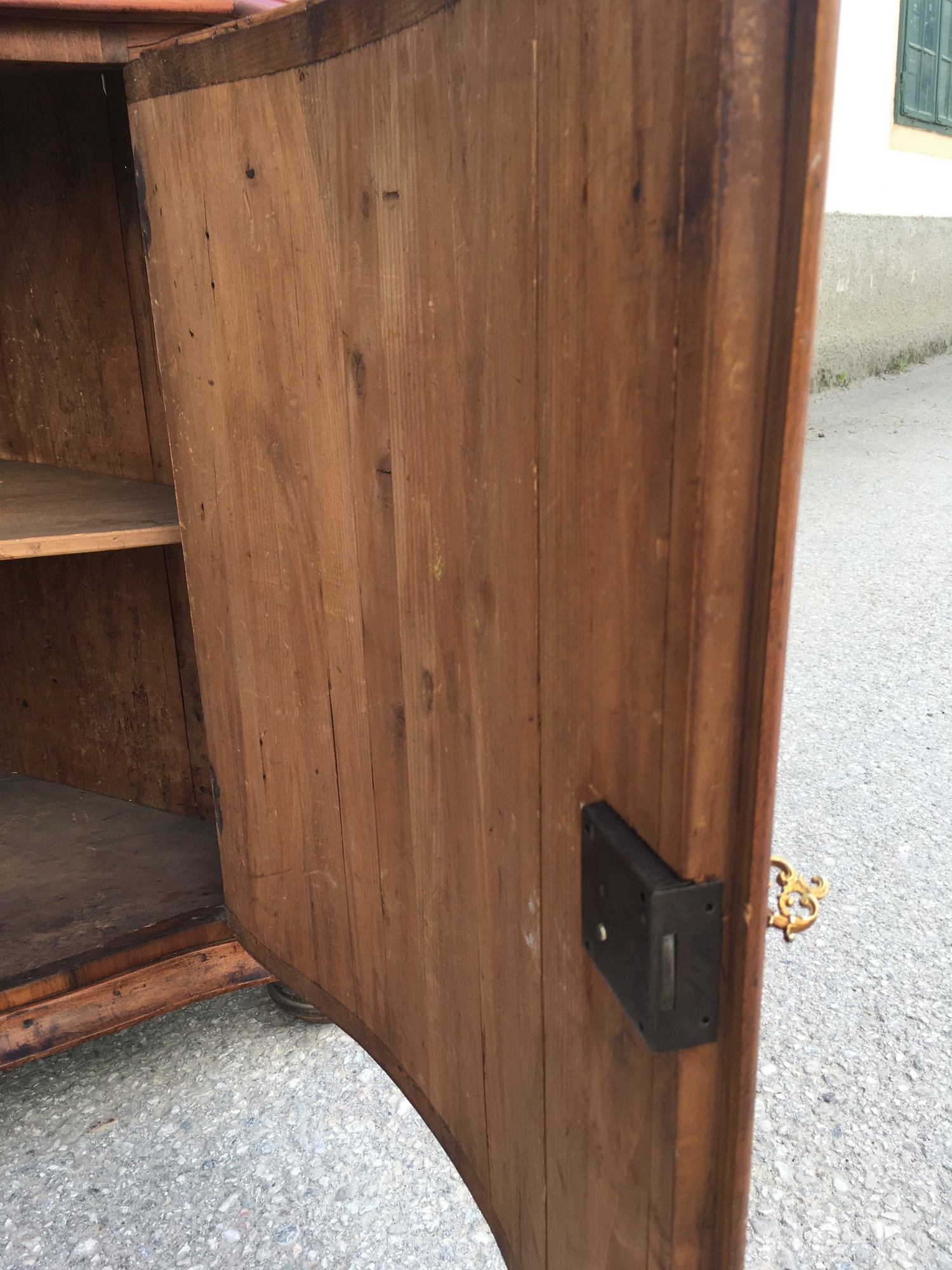 Vitrine Eckvitrine Eckschrank Barockstil Antik Nussholzfurnier Intarsien Edelteil