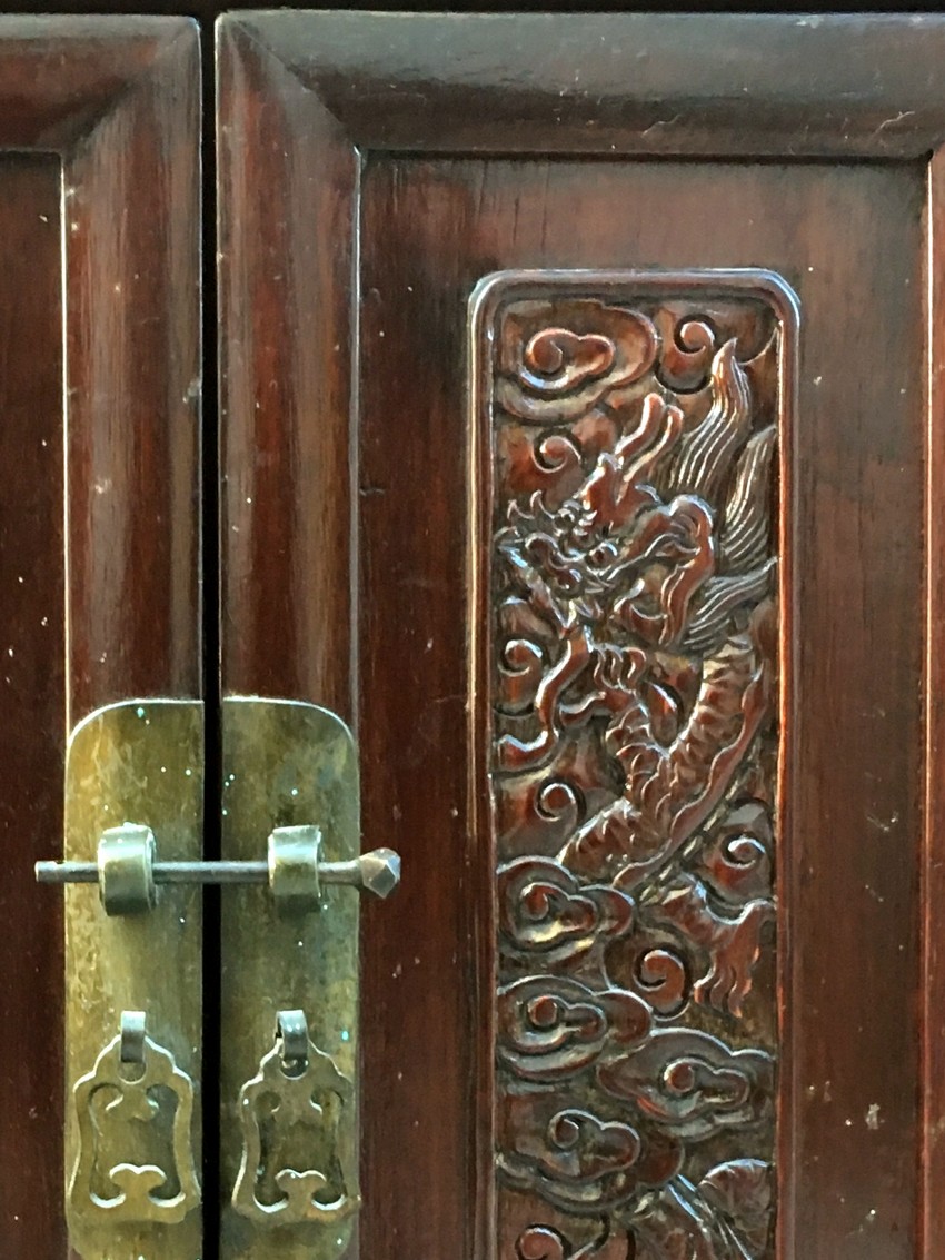 China Regal Drachen beschnitzter Vintage Schrank antik