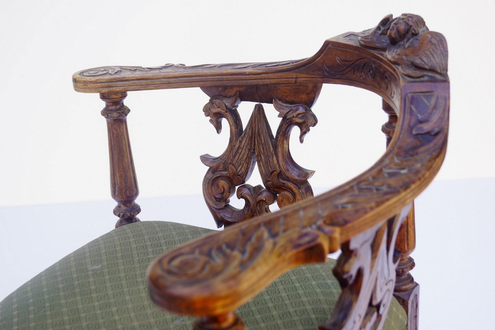 Antiker Eckstuhl Armlehnstuhl Historismus Nussholz Renaissance