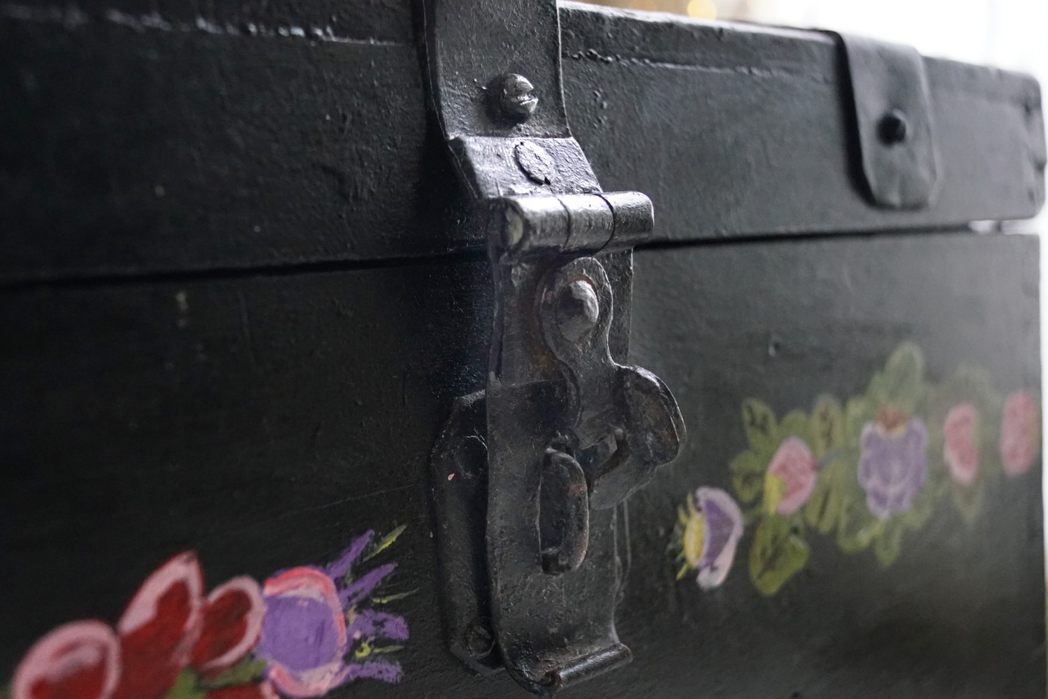 Truhe Bauerntruhe klein bemalt Griff antik