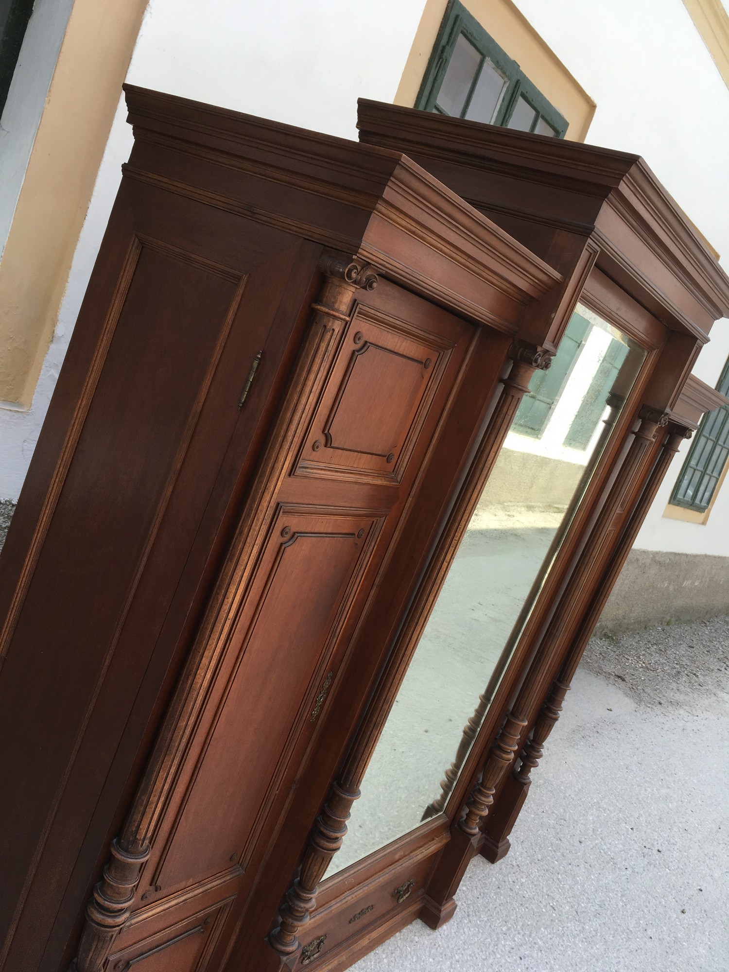 Garderobeschrank Kleiderschrank dreitürig Vollholz antik Dielenschrank Nussholzfurniert