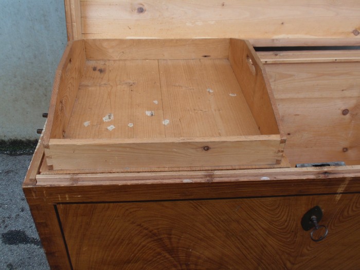 Truhe antik groß mit Runddeckel furniert mit Vollholz Einlegetablett