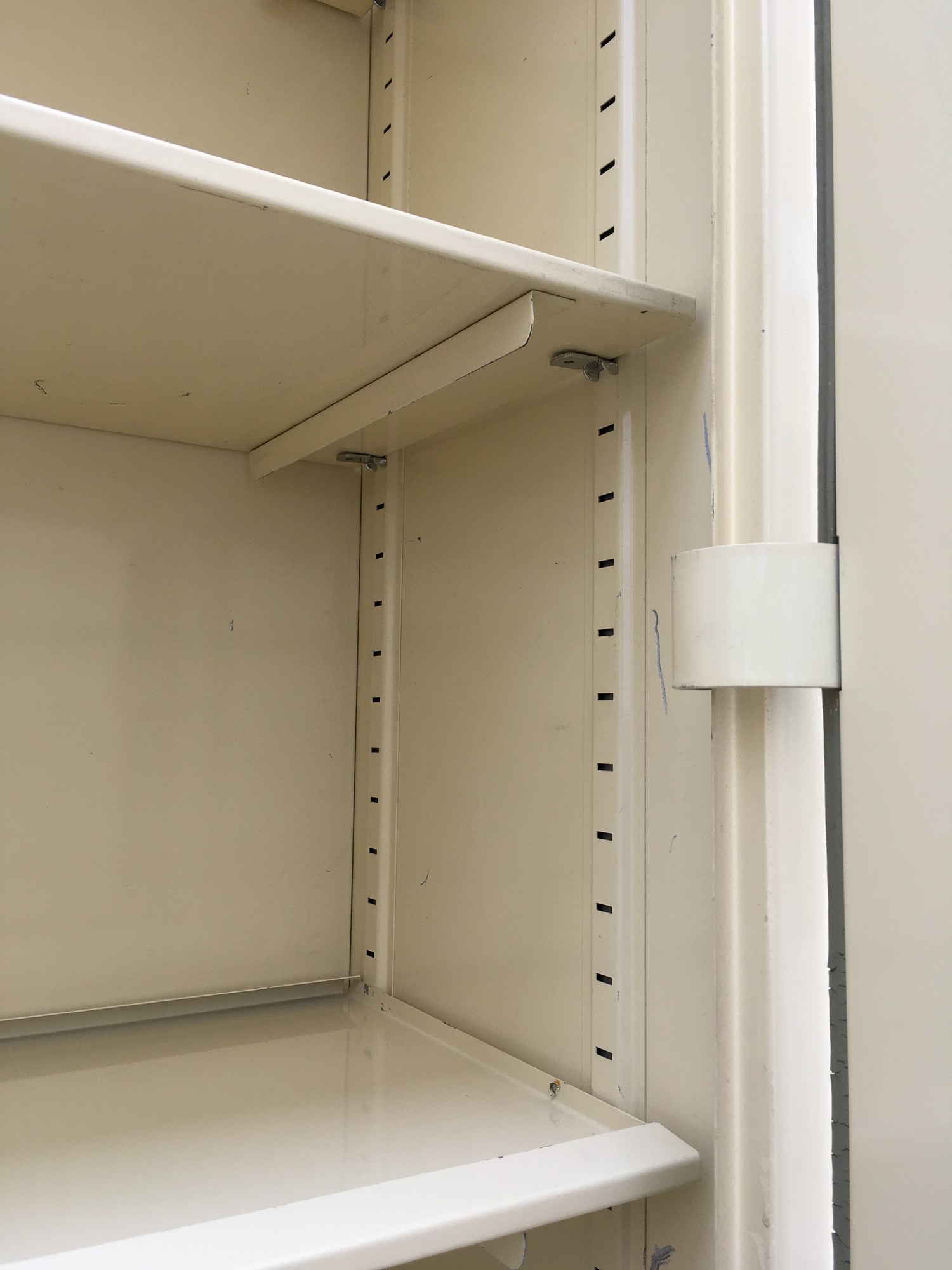 Arztschrank Metall Vintage Küchenschrank Industrialdesign Vorratsschrank creme Retro