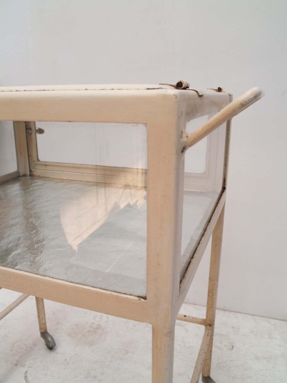 Beistelltisch Arzttisch Bauhaus Metall creme Industrialdesign Retro Möbel Vintage