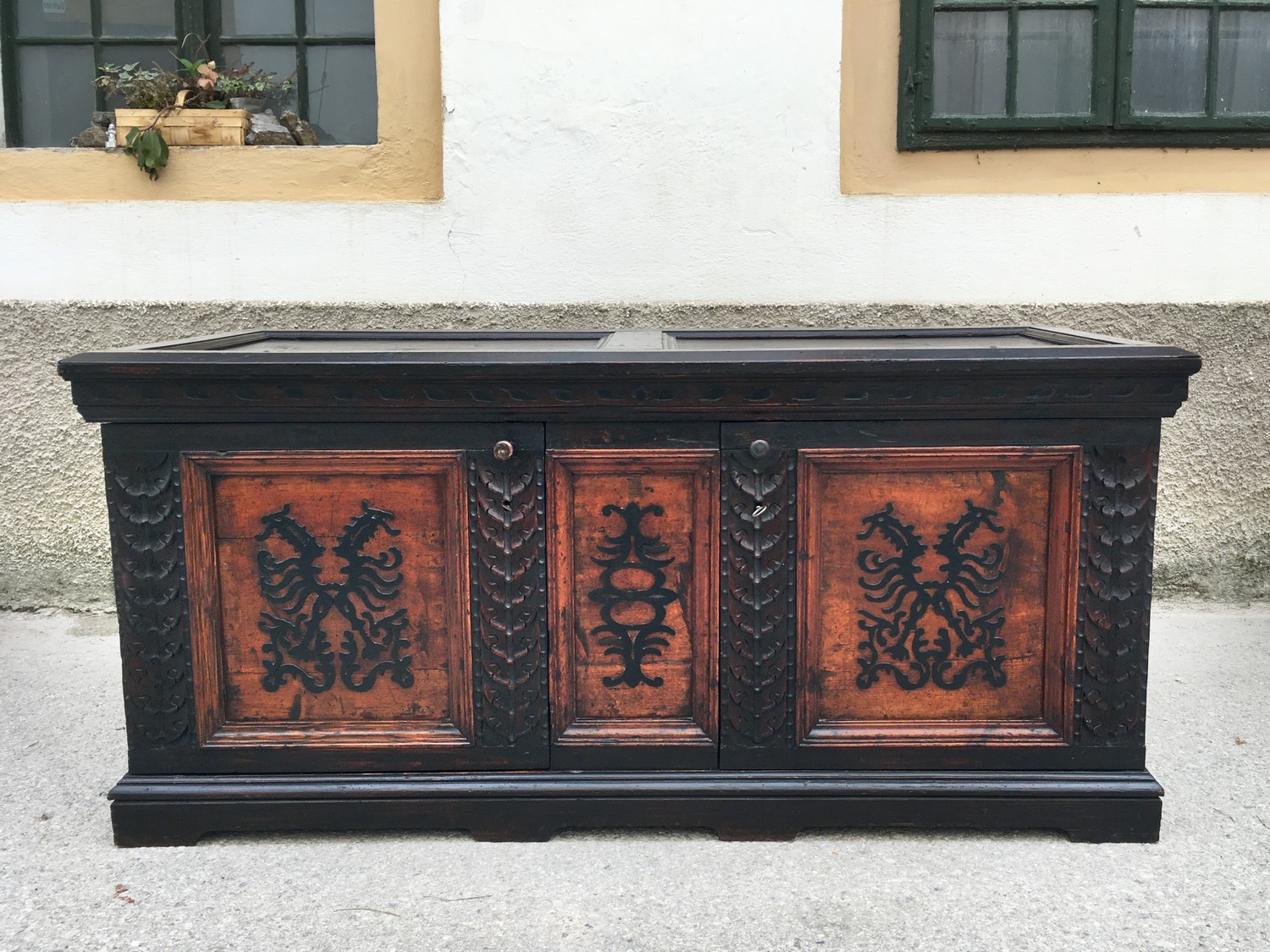 Herrschaftliche Truhe Kommode antik Zirbe massiv ca. 1700 - 1750 restauriert