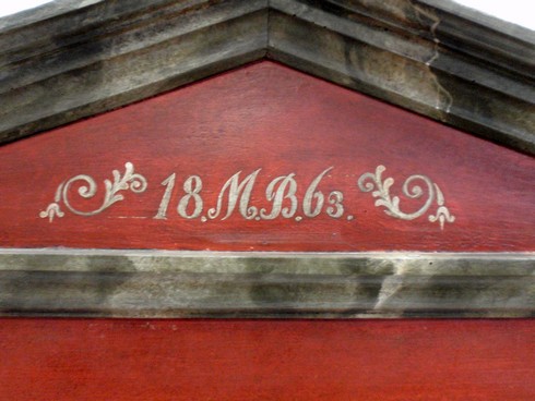 Antiker Bauernschrank rot bemalt