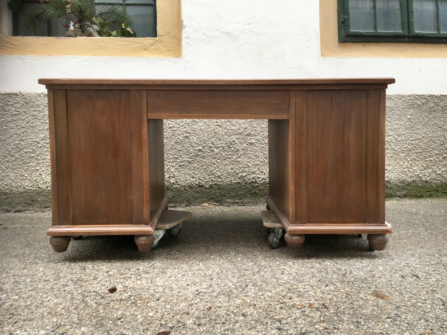 Schreibtisch antik Freisteher Bürotisch schlicht elegant bombiert