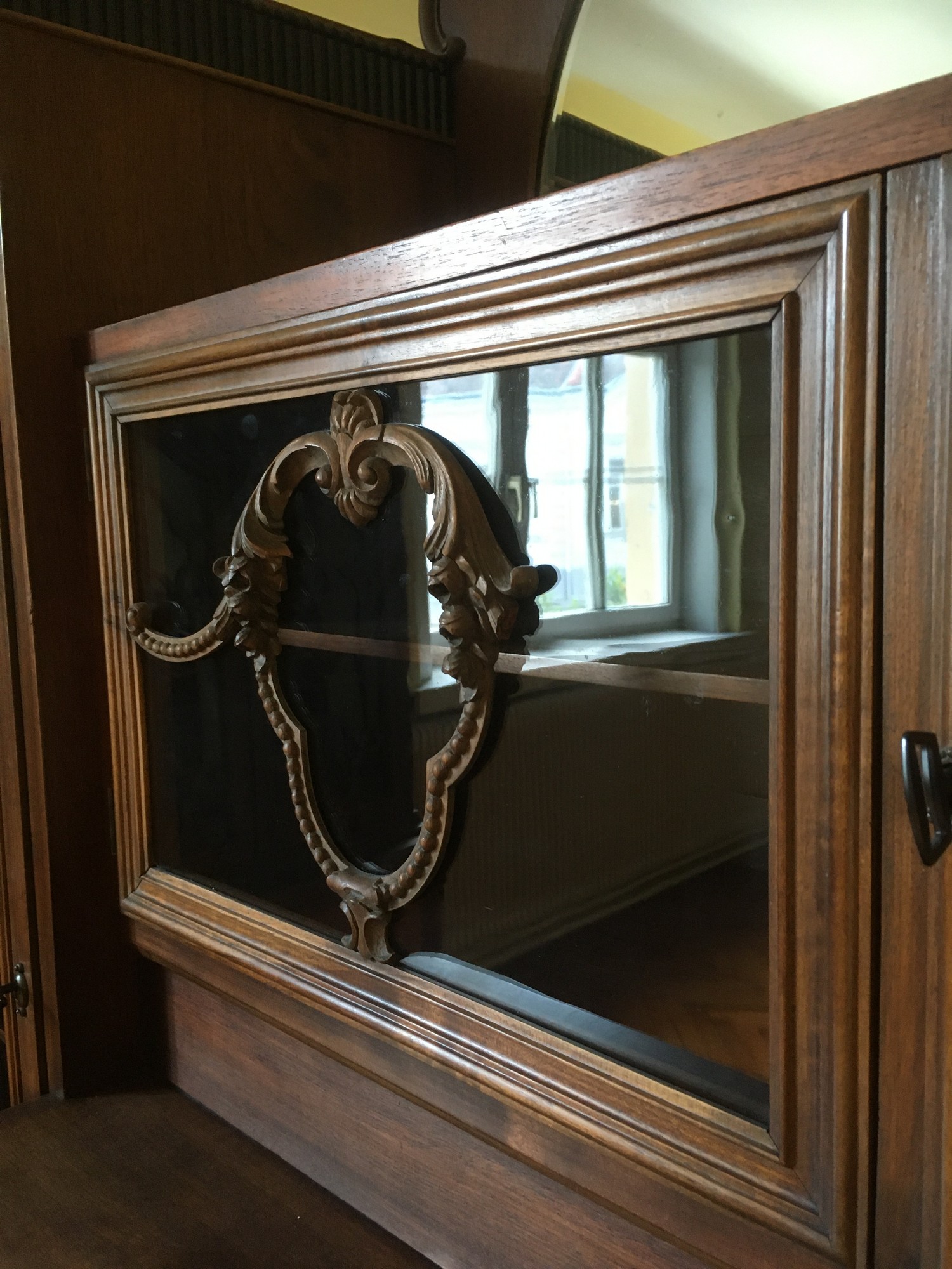 Geschirrschrank antik Vitrine Kredenz Vollholz SChrank Spiegel beschnitzt