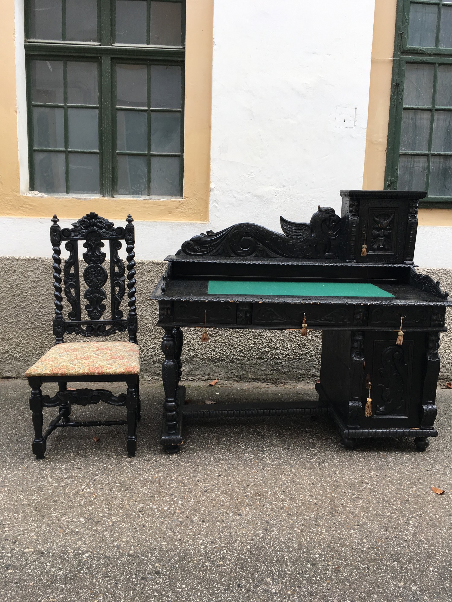 Sessel antik Vollholz Säulen noir Jagdstuhl beschnitzter Stuhl NeoRenaissance