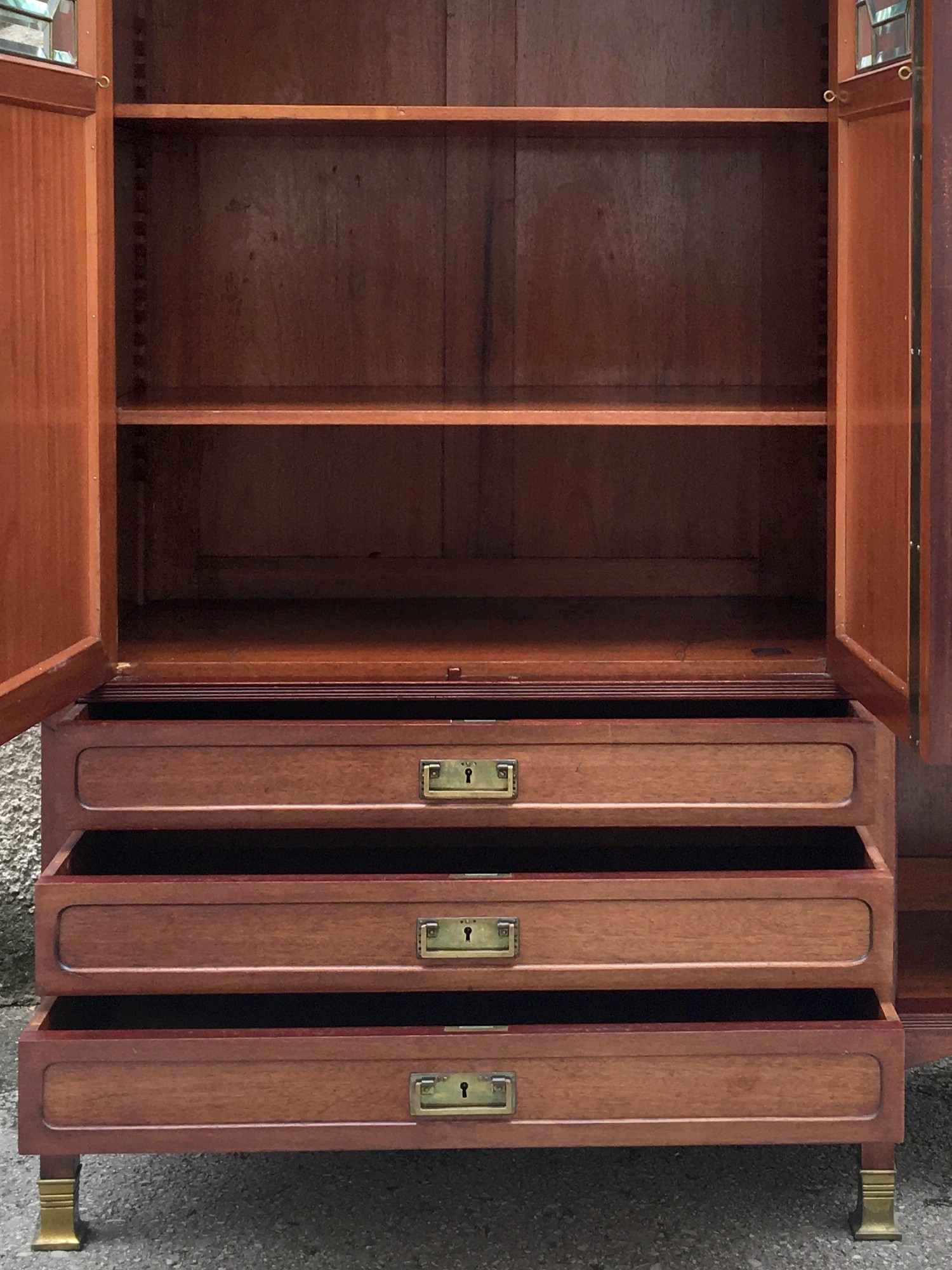 Vitrinenschrank antik Bücherschrank Vitrine Schrank Jugendstil Richard Ludwig Blumengirlanden