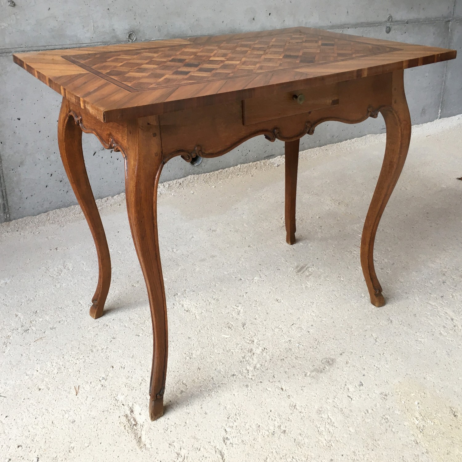 Antiker Salontisch Barock Würfelfurnier mit Lade ca. 1800 Antiker Salontisch Barock Würfelfurnier mit Lade ca. 1800