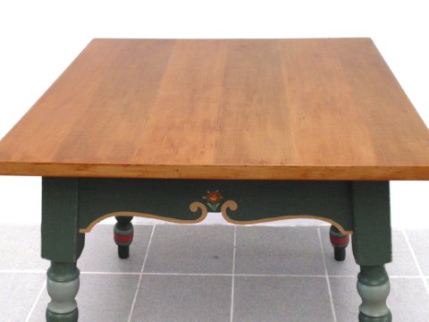 Tisch bemalt Tisch Landhaus bemalt grün Sessel Herz Jogltisch Bauernstube