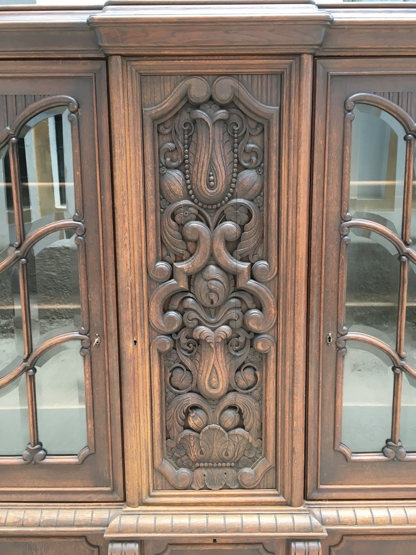 Schrank Geschirrschrank facettierte Kristallgläser antik