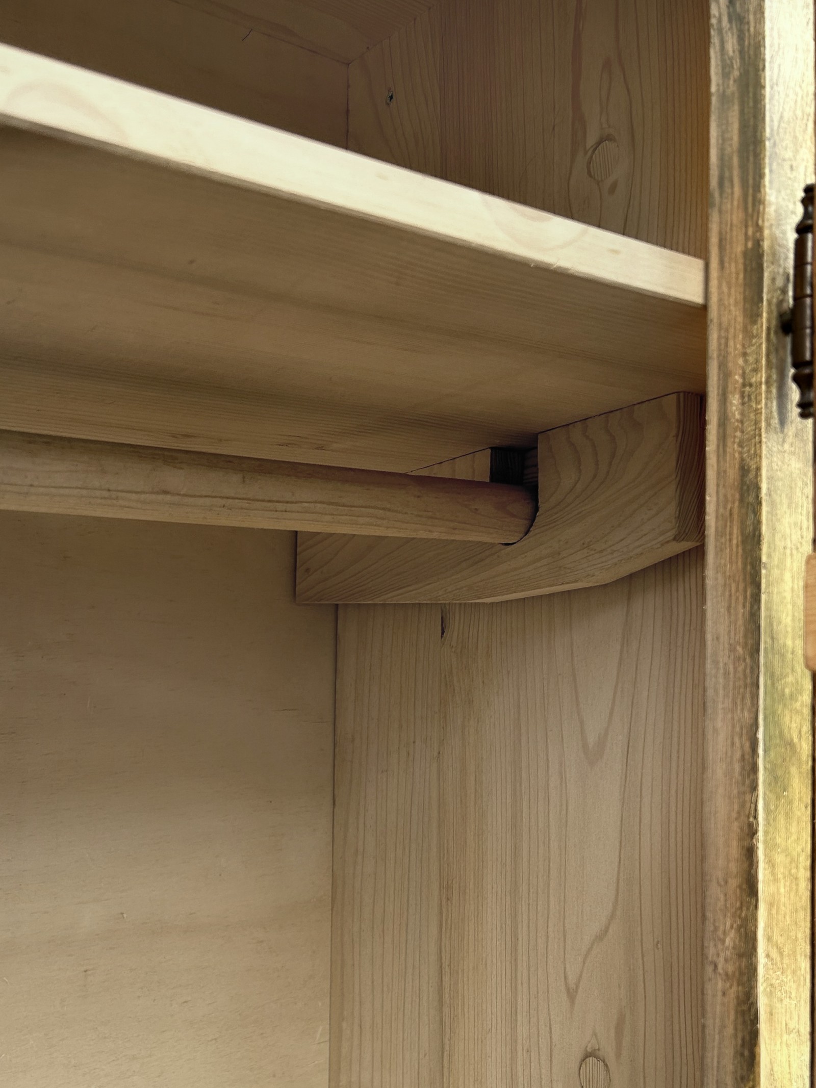 Kleiderschrank bemalt