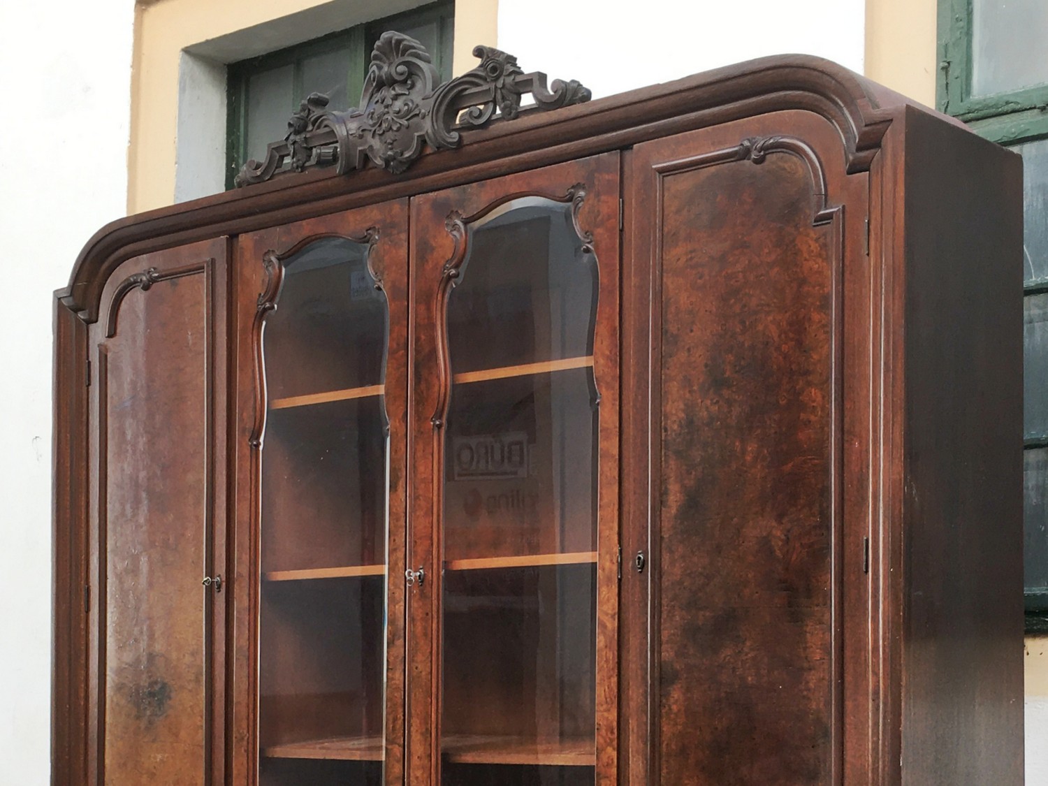 Vitrinenschrank Bücherschrank Antiquität antik Möbel Satyr Fratze Faun Ziegenfüße Möbel Neobarock