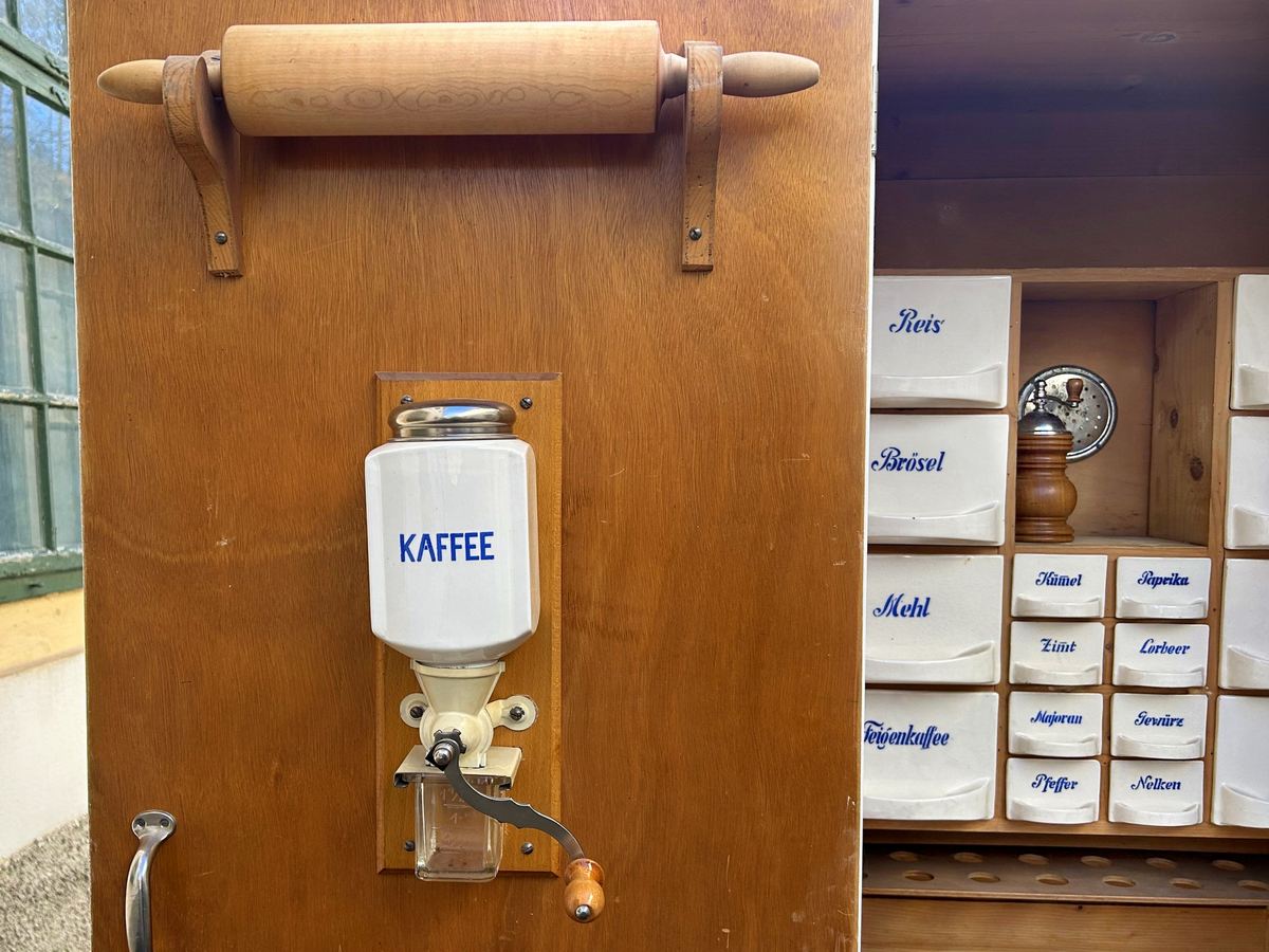 Küchenschrank antik Keramikschütten Requisite Filmmöbel Kaffeemühle MidCentury Jugendstil Omas