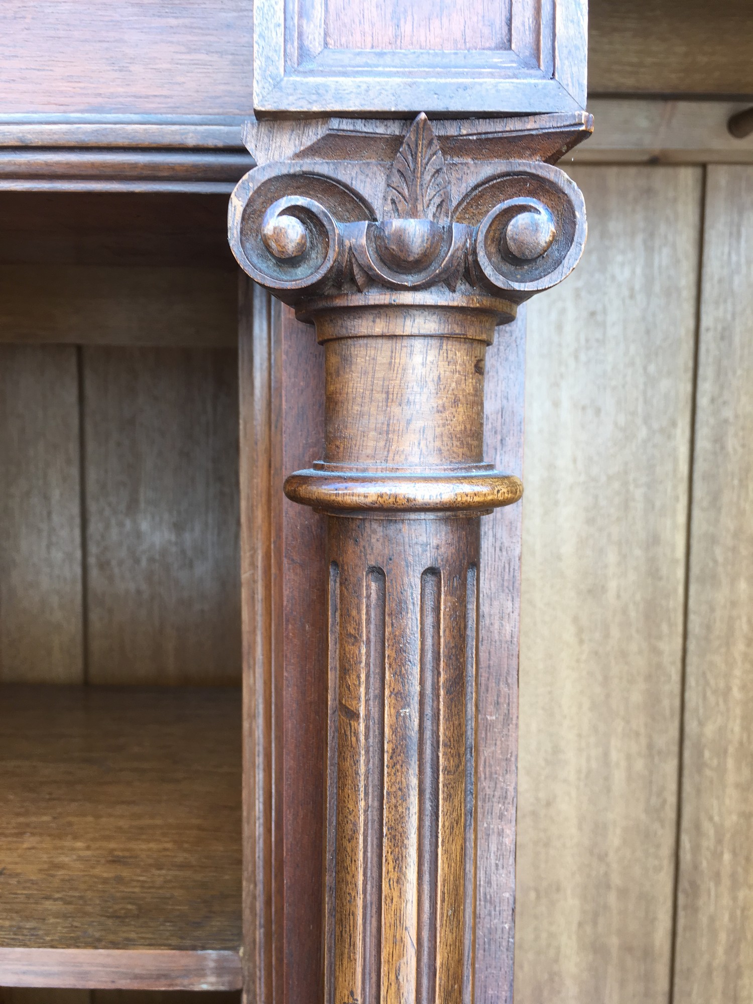 Garderobeschrank Kleiderschrank dreitürig Vollholz antik Dielenschrank Nussholzfurniert