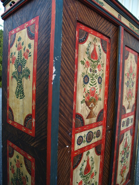 Garderobenschrank bemalt