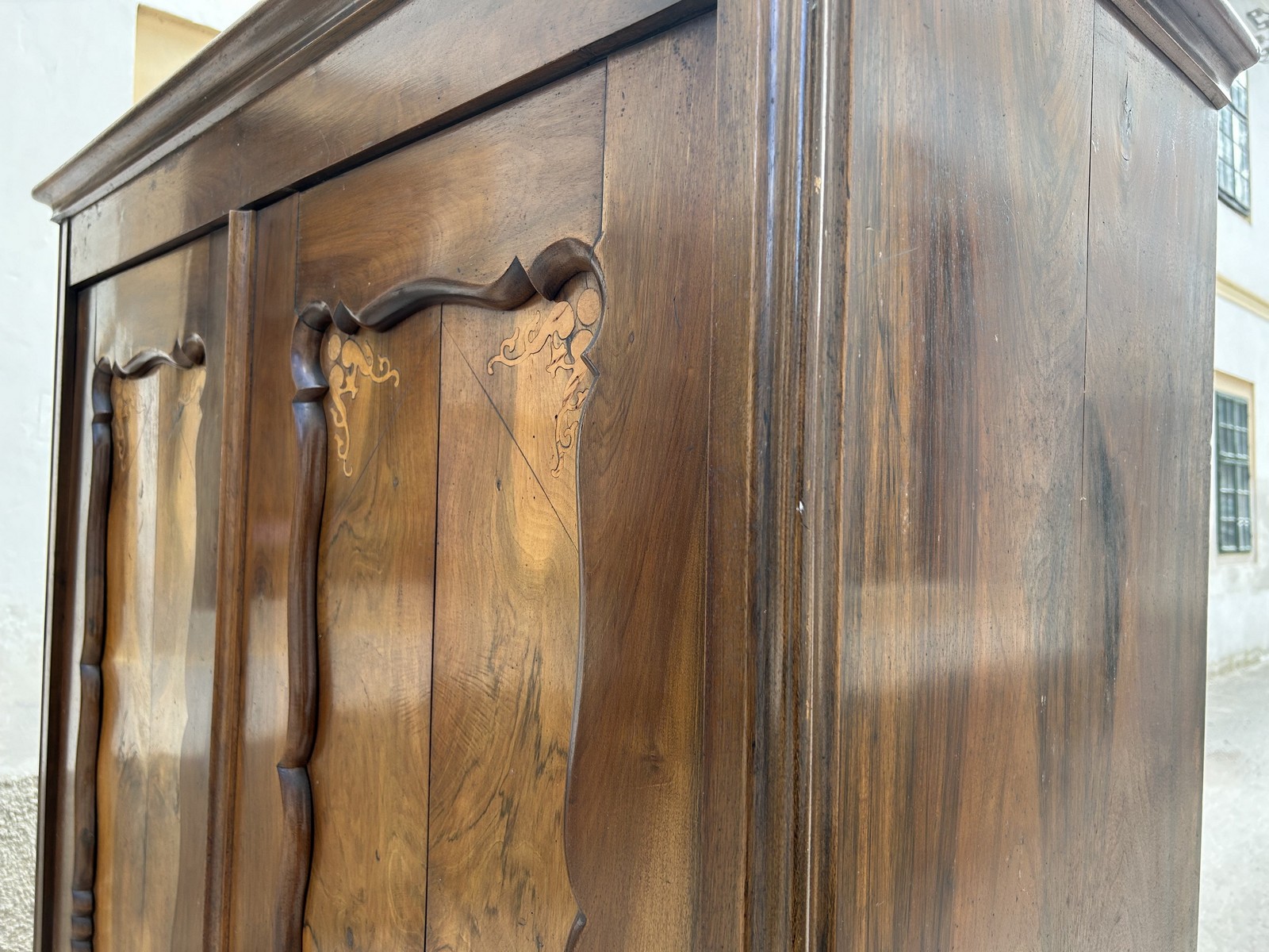 Nussholz Schrank antik