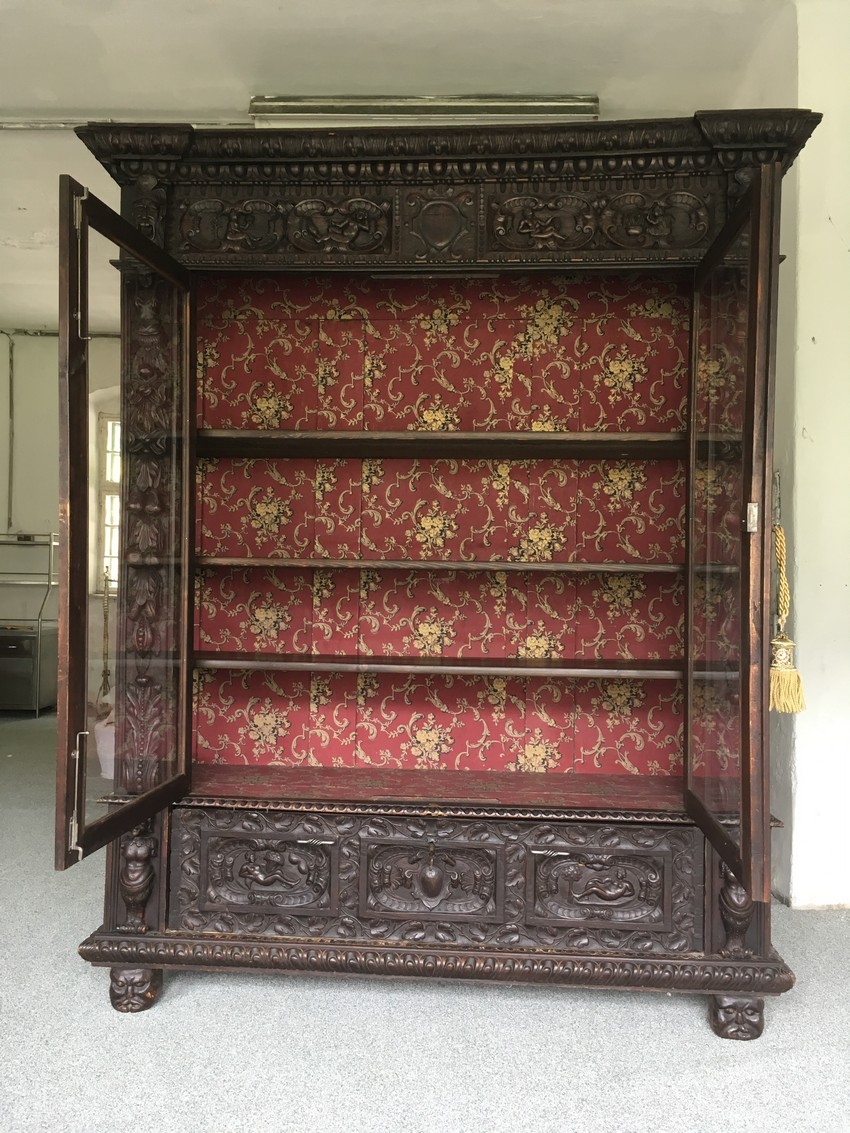 Vitrine antik geschnitzt