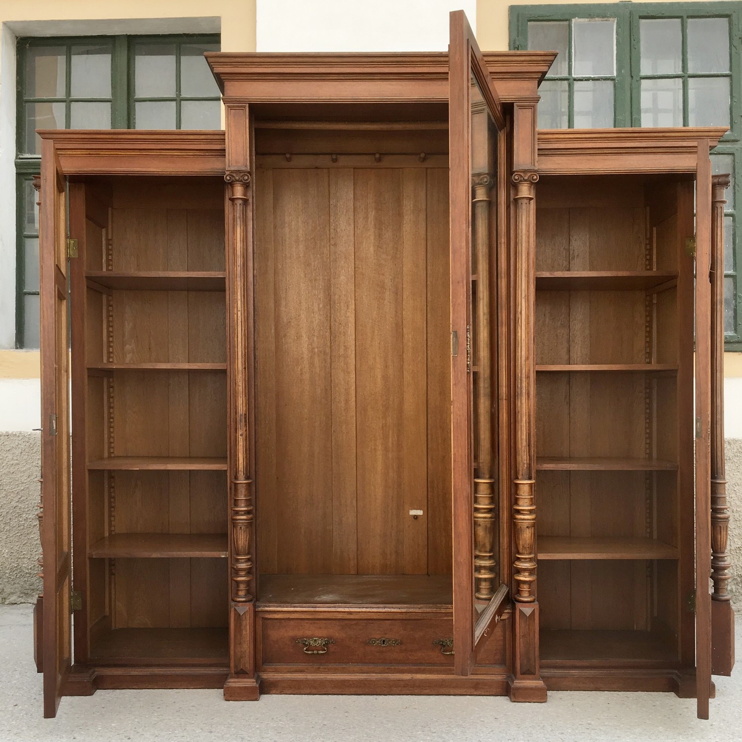 Garderobeschrank Kleiderschrank dreitürig Vollholz antik Dielenschrank Nussholzfurniert