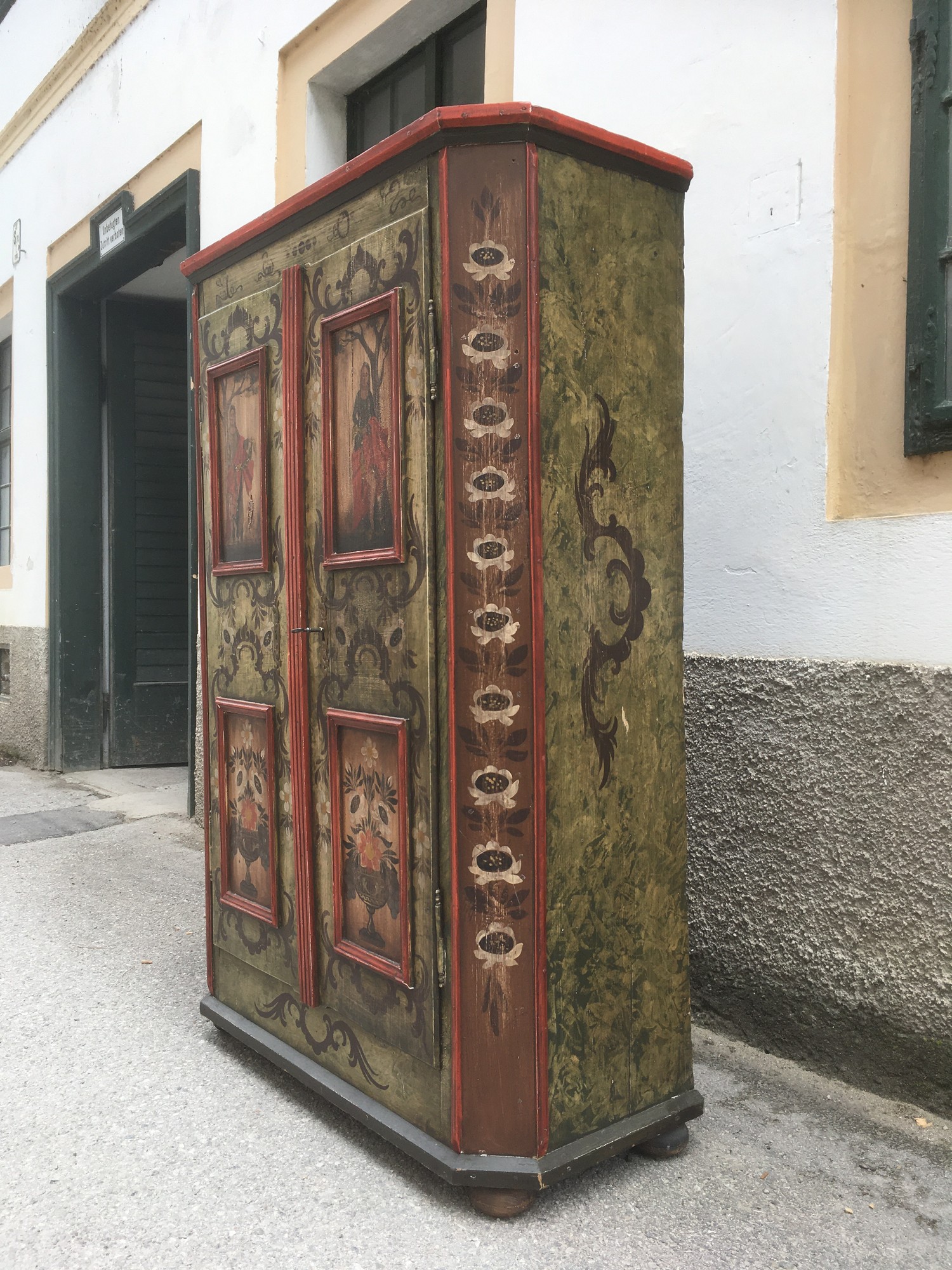 Bauernschrank Schrank aus Altholz bemalt sakrale Bildmotive