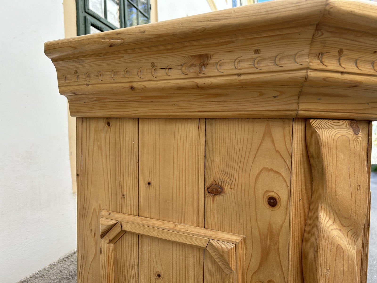 Bauernschrank Naturholz Vintage geschnitzt antik Landhaus Möbel Küchenschrank