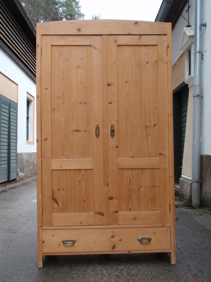 Kleiderschrank antik