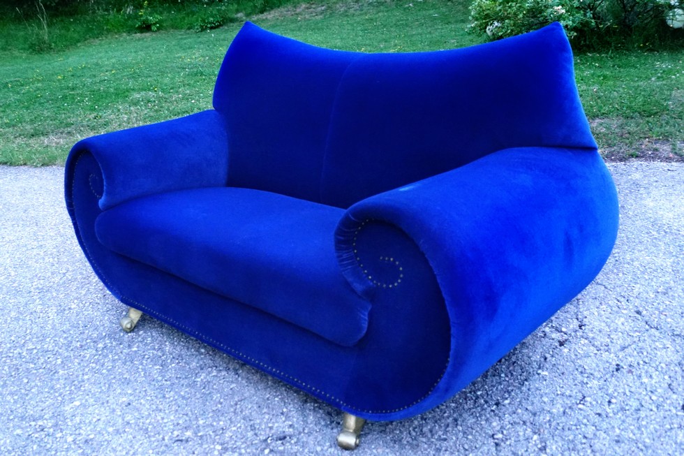 Bretz Sofa Gaudi blau 2er Zweisitzer goldene Geigenhalsfüße