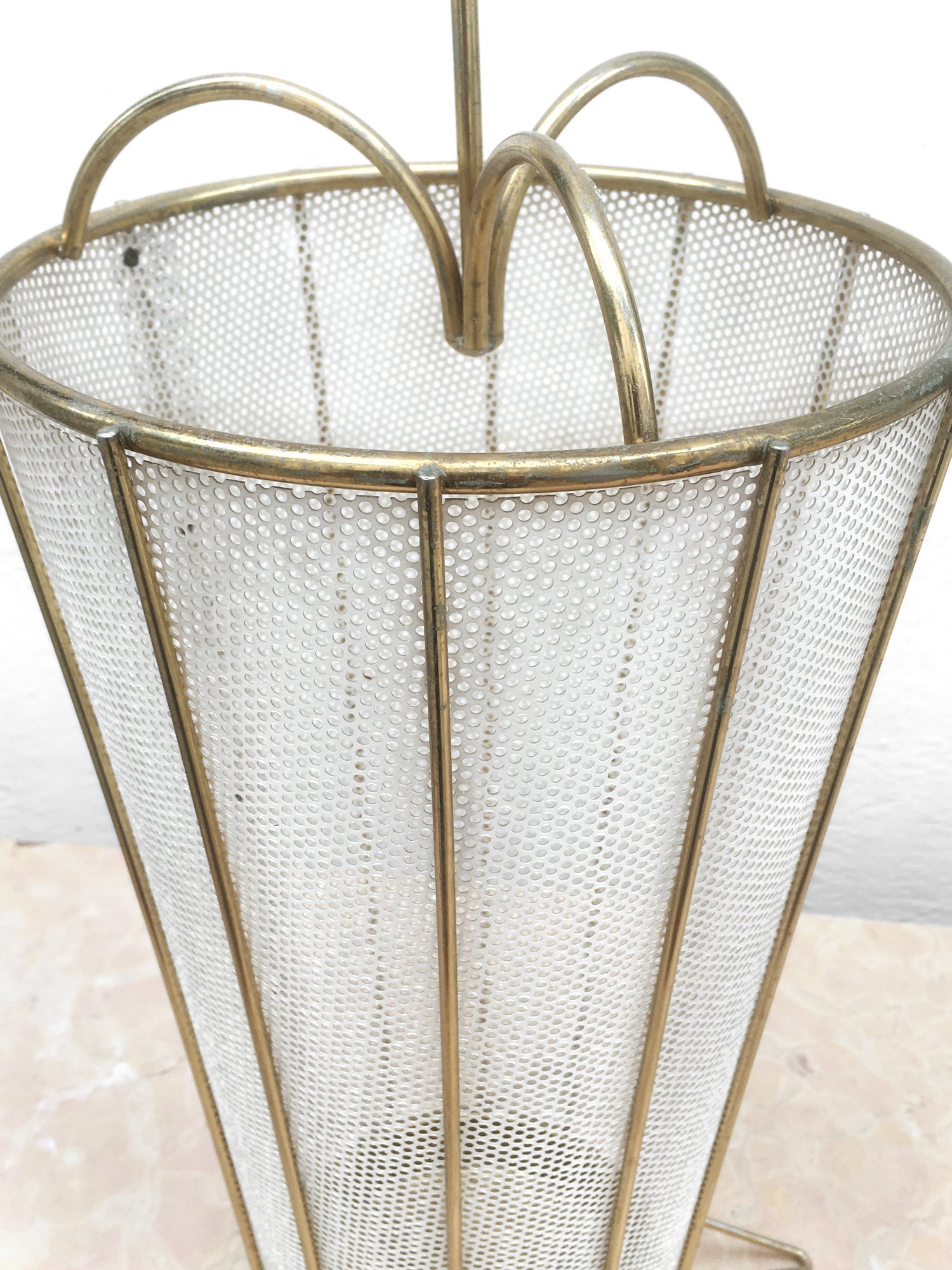 Schirmstaender Vintage 60er-Jahre creme gold Tütenschirm