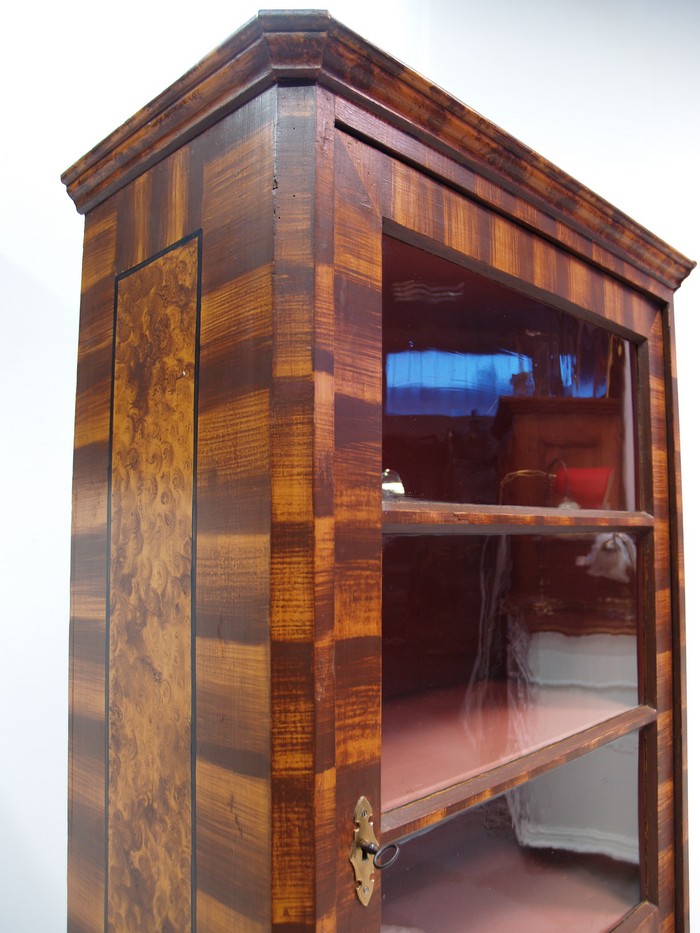 Schrankvitrine bemalt