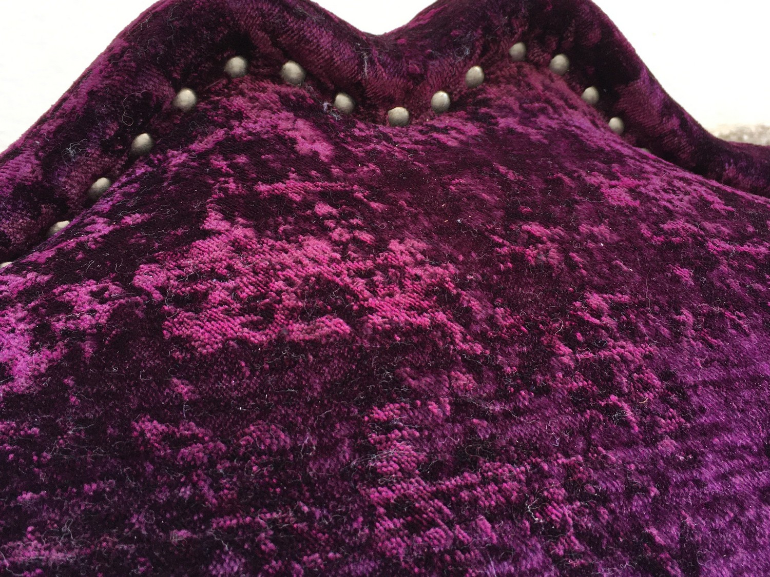 Bretz Sofastuhl Stuhl Emily Sessel Gaudi Ohlinda Barock Schimmersamt violett lila grau Löwentatzen Füße