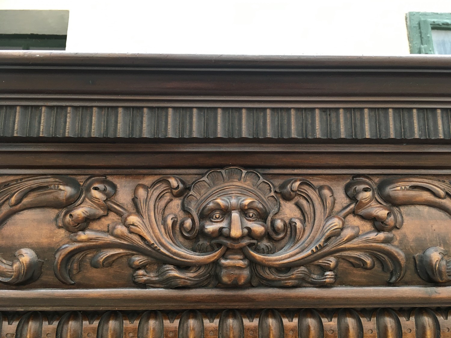 Bücherschrank antik Neorenaissance Schrank Fratzen und Löwentatzen Fabelwesen Antiquität Barock Renaissance Neo Löwentatzen Prunkvoll